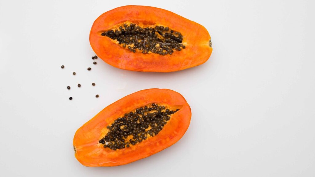 papaya tagliata a metà