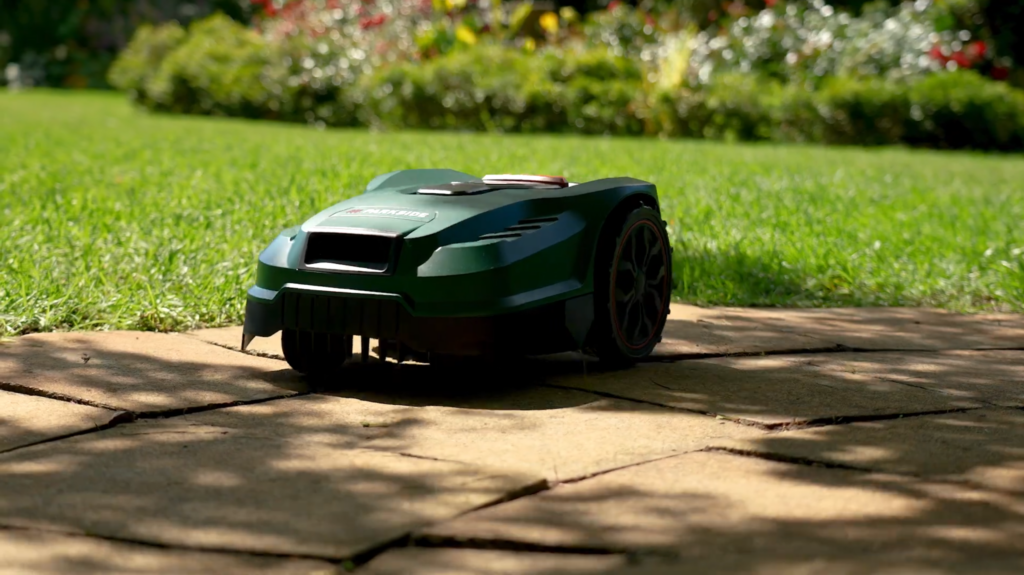 Robot tagliaerba Parkside in funzione