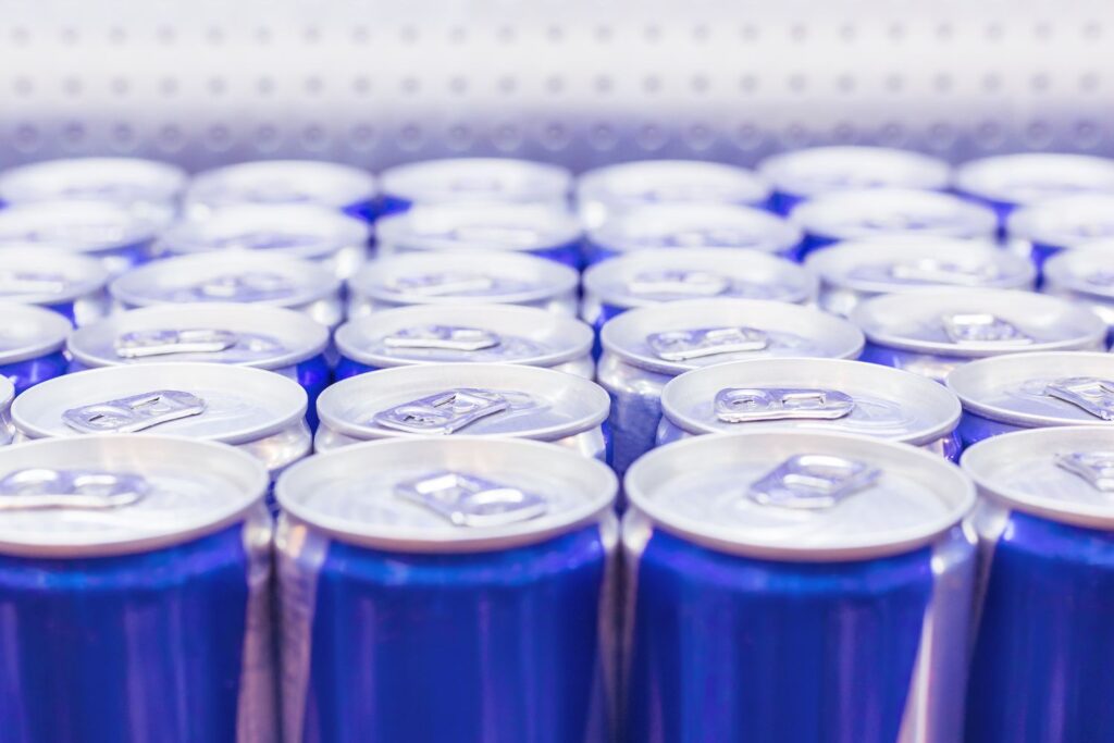 Regno Unito vieta energy drink agli under 16: la mappa del divieto in Europa