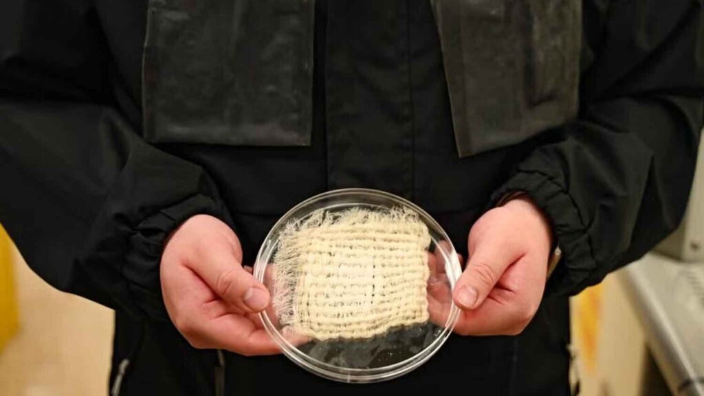 Questa giacca estrae quasi un litro di acqua dall’aria