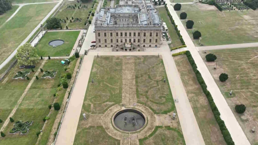 La siccità svela un giardino barocco del ‘700 nascosto sotto il prato di una tenuta inglese