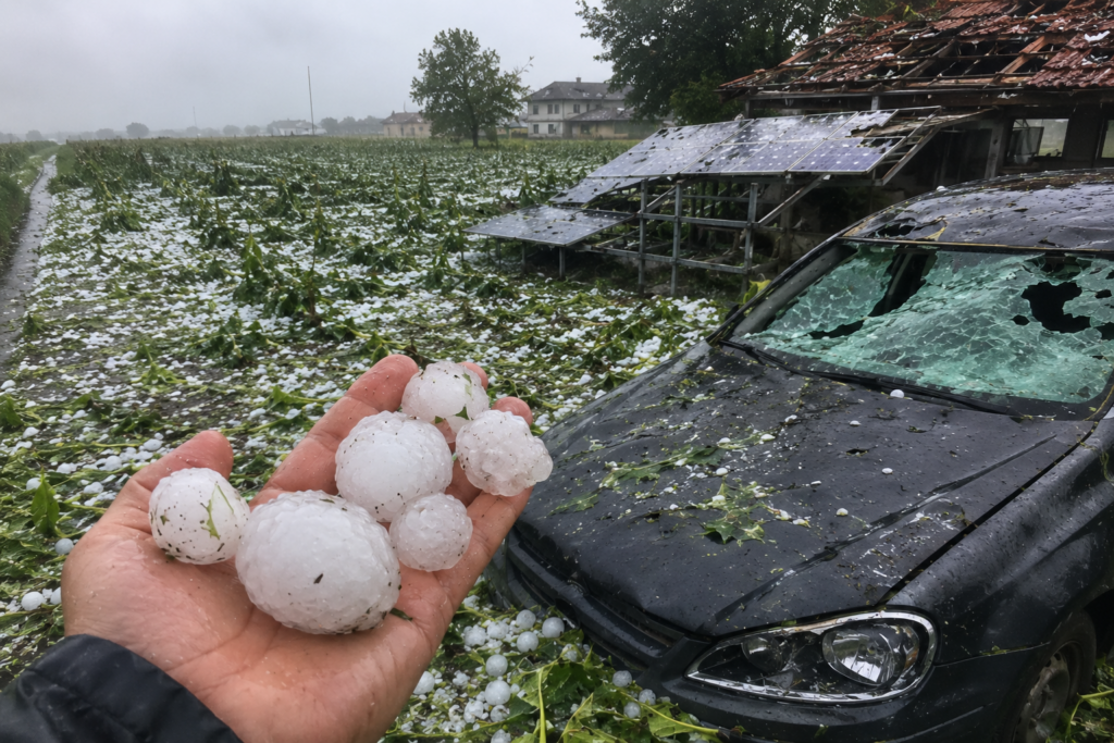 Grandine da record tra Lombardia ed Emilia: auto, tetti e campi distrutti