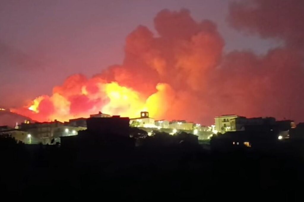 Incendio ad Agrigento: oltre 100 evacuati, fiamme divorano la macchia mediterranea