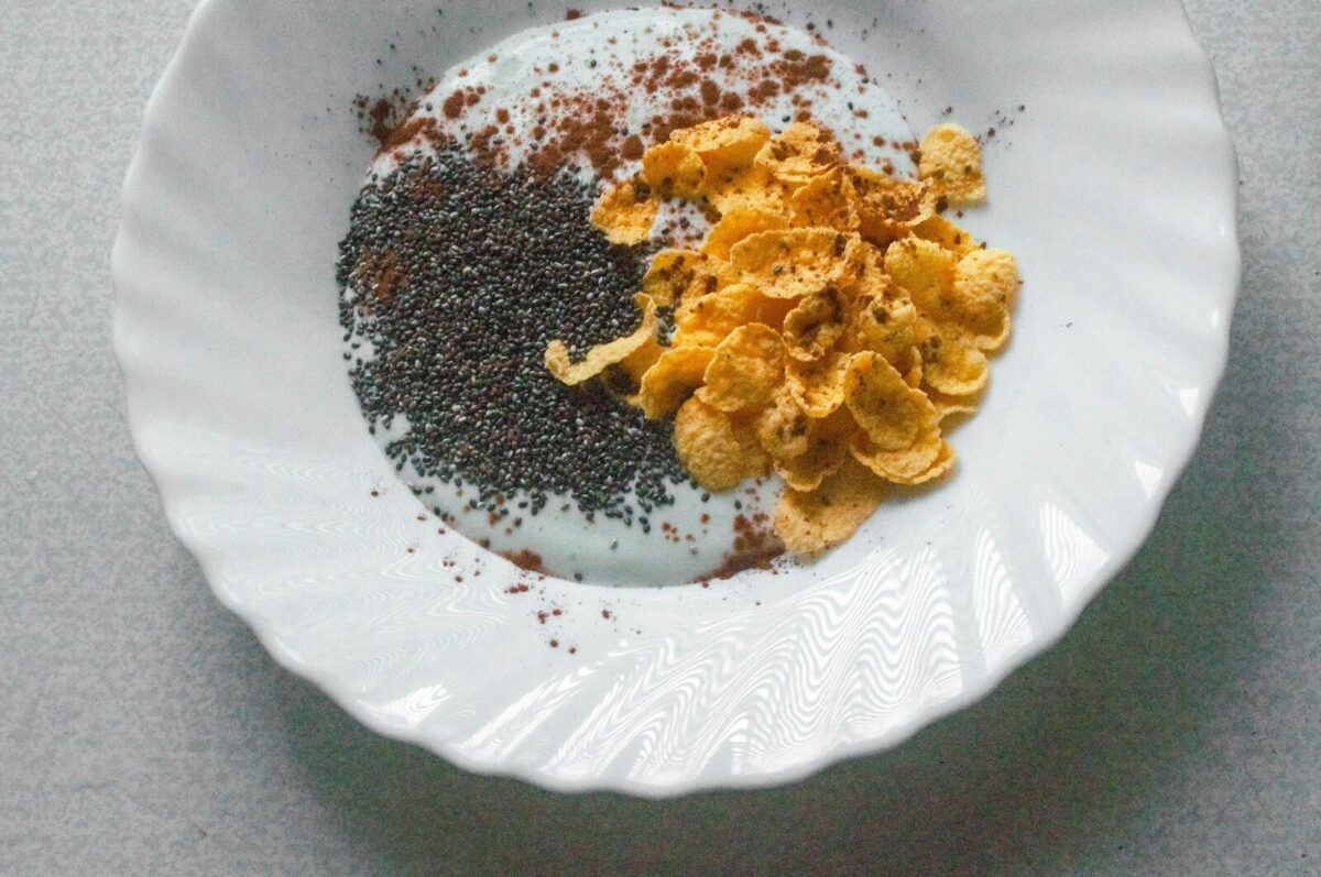 un piatto bianco con del kefir e cereali