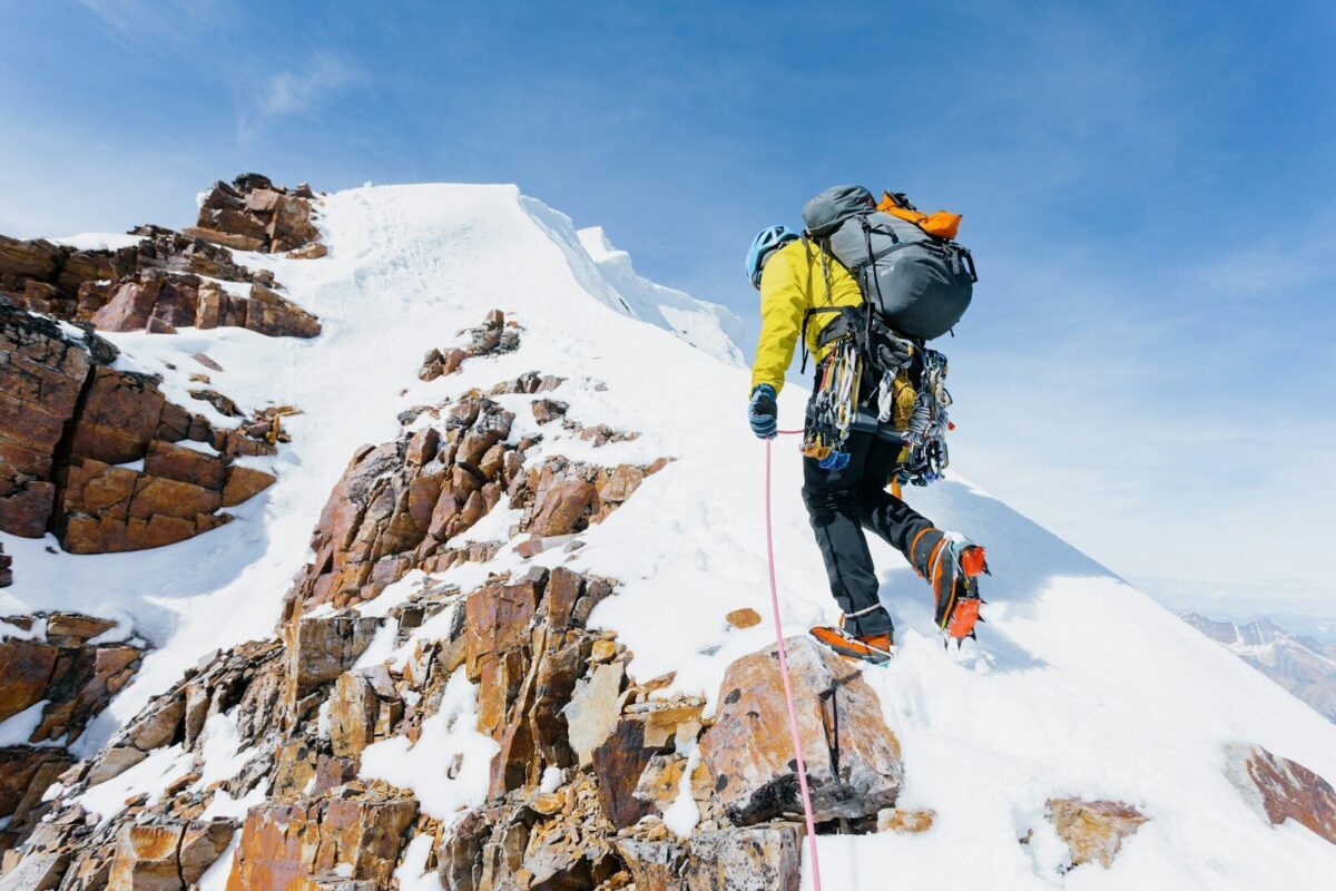 escursionista su una montagna