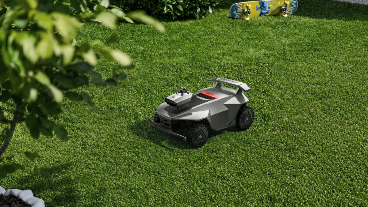 Robot tagliaerba ANTHBOT R7 con braccio robotico EdgeEase in azione sul bordo del prato
