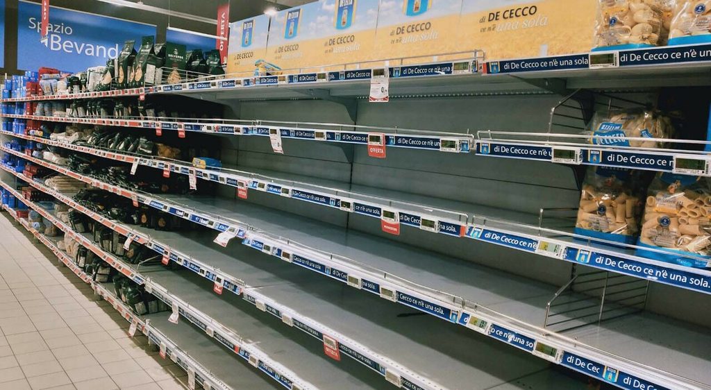Supermercati al Sud, scaffali vuoti e banchi frigo desolati: cosa sta succedendo e quando si torna alla normalità