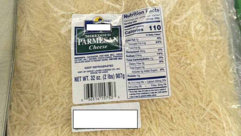 Parmigiano Reggiano “fake”, 6 prodotti rimossi dalla fiera di Parigi