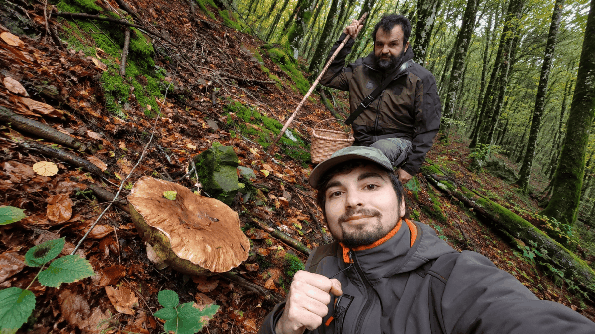 Selfie nel bosco, fungo porcino da un chilo ritrovato in toscana