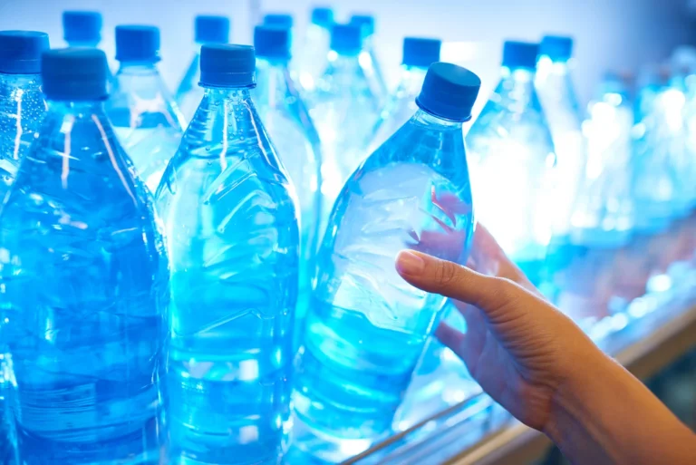 Acqua frizzante, secondo Altroconsumo i marchi più famosi non sono i migliori: ecco la classifica completa
