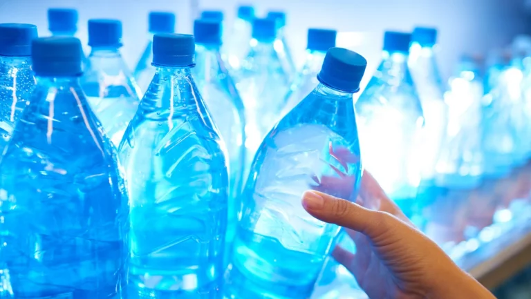 Acqua minerale richiamata dal Ministero della Salute: allarme per il batterio Pseudomonas aeruginosa