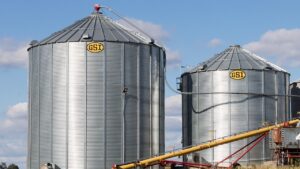 Silos, cisterne e vasche in azienda agricola: come entrare e uscire in sicurezza